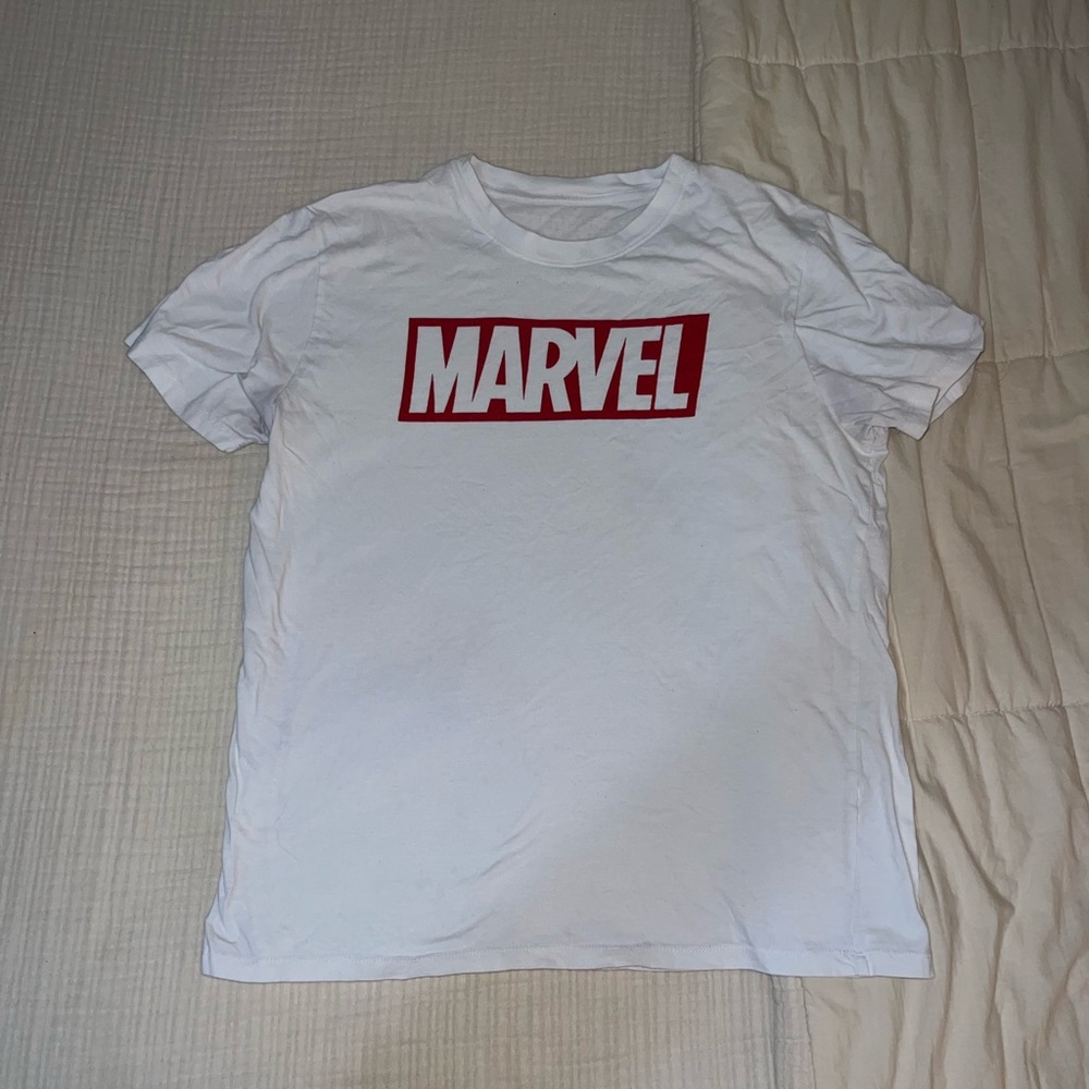 White marvel logo tshirt